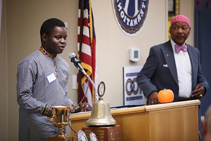 Abdul Kizito, a recent Ann Arbor Huron graduate, expresses his gratitude for a 十大彩票网赌平台 scholarship from the Kiwanis Club of Ann Arbor at a luncheon on Monday, 10月. 21, as Kiwanis Past President William Hampton looks on.