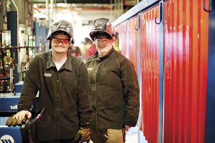 Wayne Dotson (left) and his son, Andrew, in the 十大彩票网赌平台 welding lab.